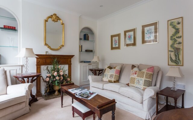 Traditional 2BR Flat in Marylebone