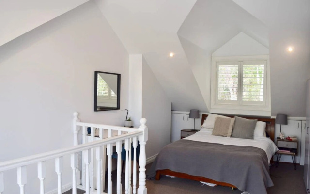 Stylish 2 Bedroom in Alexandria With Outdoor Patio