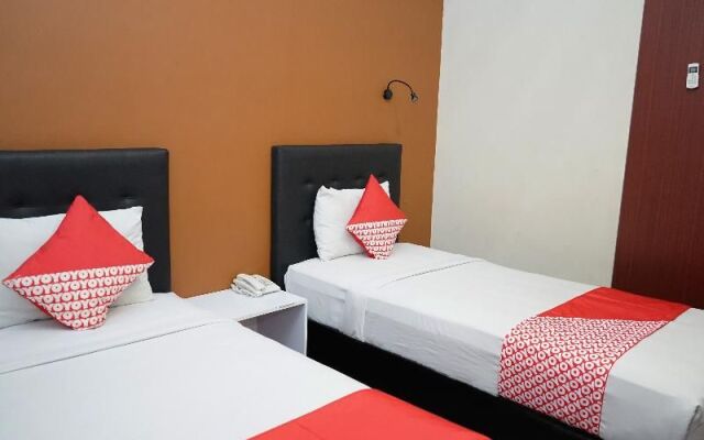 OYO 633 Ren'z Hotel