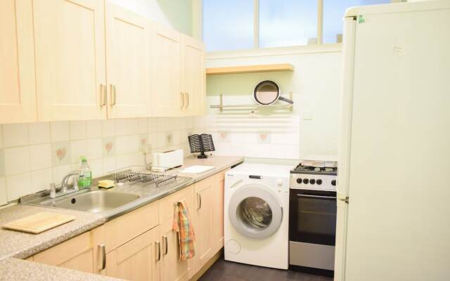 2 Bedroom Apartment Close to Edinburgh City Centre