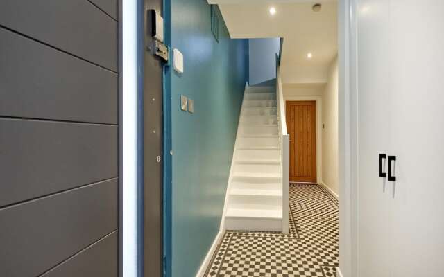 Beautiful Battersea Garden Flat by Underthedoormat