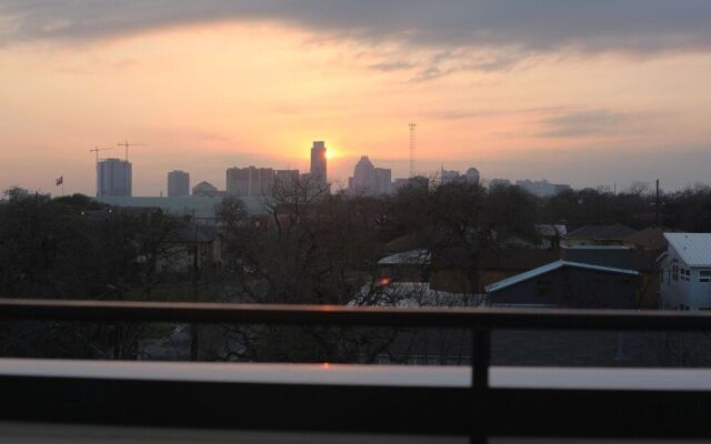 Rooftop Deck 5 Mins to Downtown