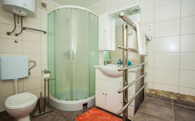 Awesome Home in Lokva Rogoznica With Wifi and 4 Bedrooms