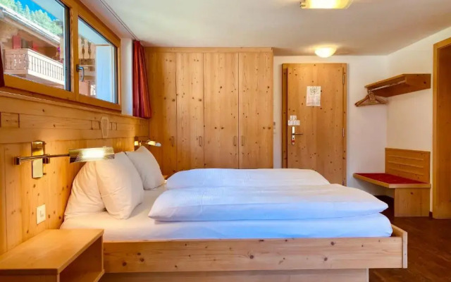 Julen Wendelin, Hotel Touring
