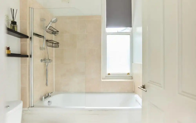 The Putney Classic - Trendy 2bdr Flat