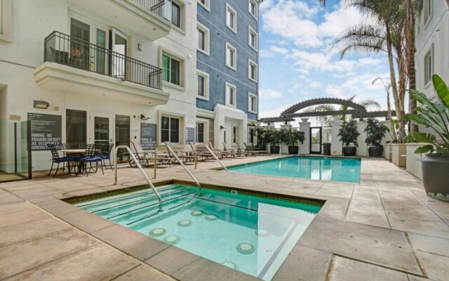 Yes it s Right 2 Suites and 3 Baths in the Heart of San Diego FB2