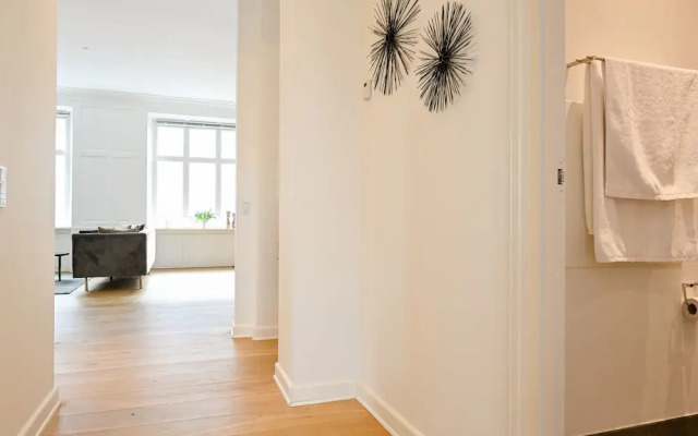 Sanders Arrow - Chic 3-bdr Apt w City View