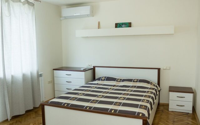 FM Deluxe 1-BDR Apartment - Just Like Home