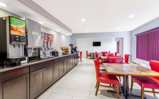 Super 8 by Wyndham Orlando Near Florida Mall