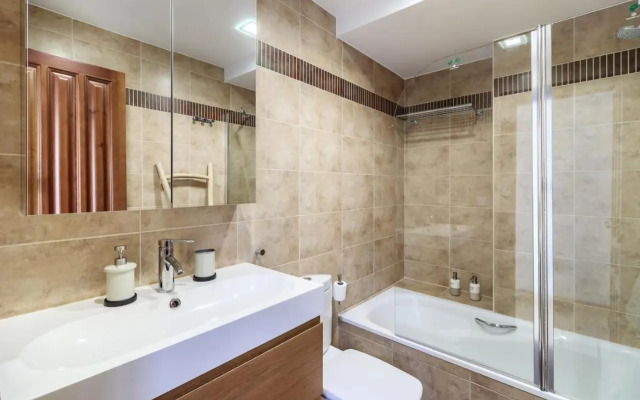 Beautiful Duplex-City Center. Parking by the house