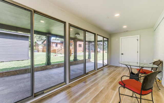 Charming Charlotte Home: 2 Mi to Downtown!