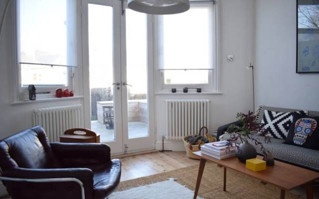 Bright 1 Bedroom Flat With Garden In New Cross Gate