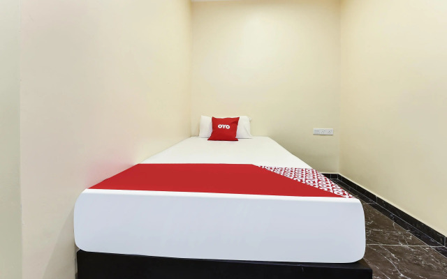 Th Hotel by OYO Rooms