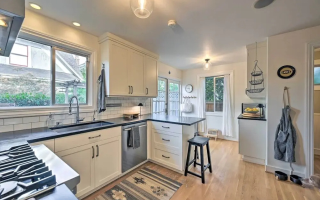 Stunning Queen Anne House w/ Private Patio!
