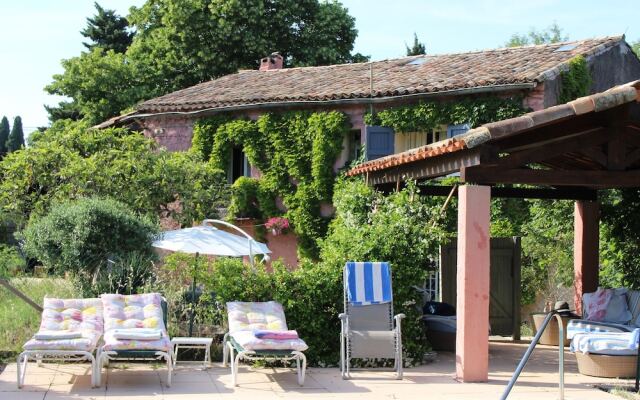 Beautiful Rustic Farmhouse Apartment With Pool