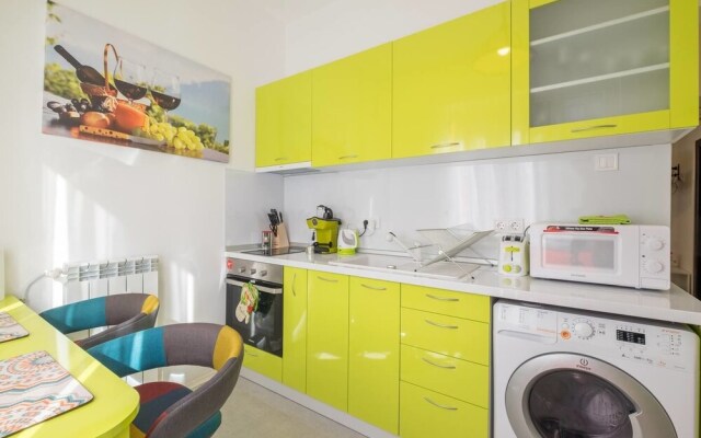 POP UP - Colourful One Bedroom Flat - TOP CENTER