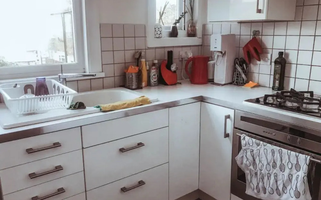 2 Bedroom Flat w Office in Tooting Broadway