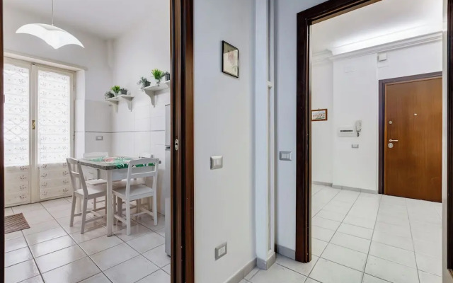 Cozy 2-Bedroom Flat with Balcony