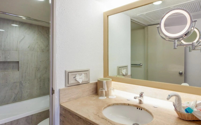 HS HOTSSON Hotel Acapulco