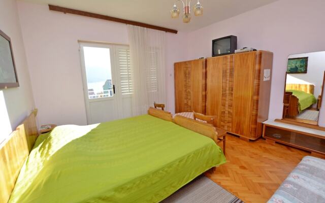 Apartment and Rooms Anton