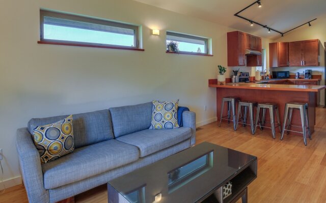 Modern White Salmon Apartment, Steps From Town