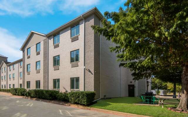 Quality Inn & Suites Roanoke - Fort Worth North