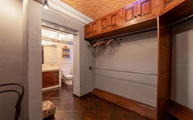 HOLT - Classic Chalet with Pool Overlooking Parroquia