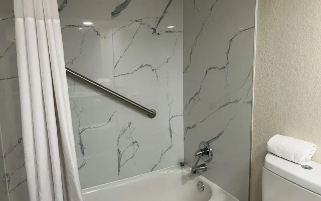 Hilltop Inn & Suites