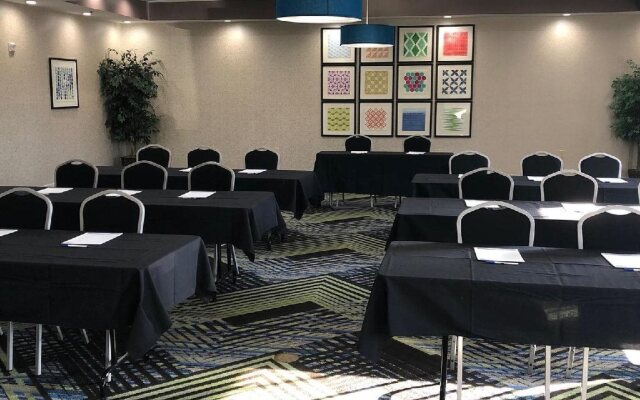 Holiday Inn Express Hotel & Suites Ennis by IHG