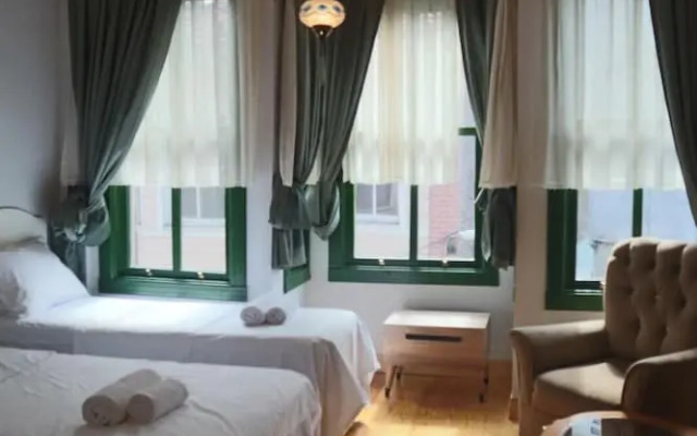 3 floor history mansion