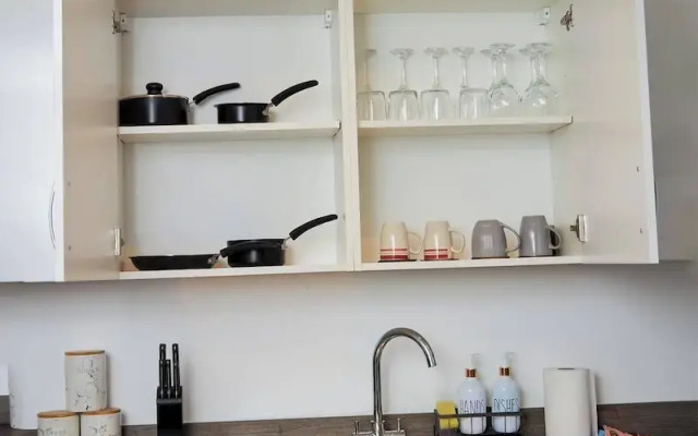 Apartment-sleeps4-streetparking-balcony-duplex