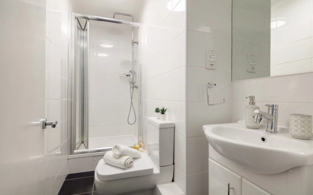 Elegant & Airy 2BR near Regents Park