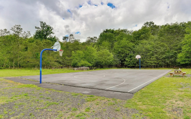 Game Room + Lake Access: Serene Tobyhanna Retreat