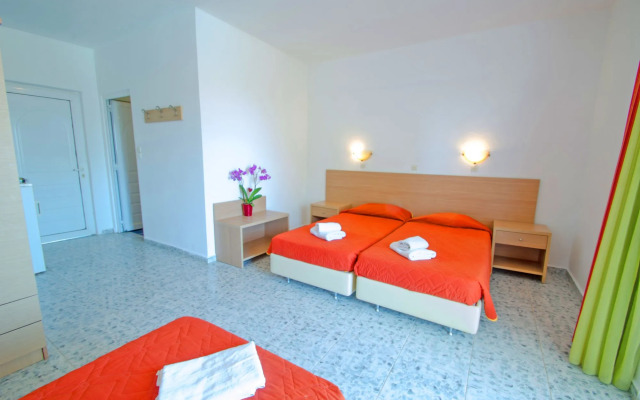 Chaplins Studios & Splash Pool Bar