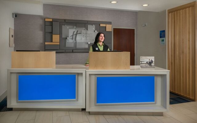Holiday Inn Express & Suites Lawrence by IHG
