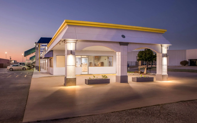 Days Inn by Wyndham Salina South