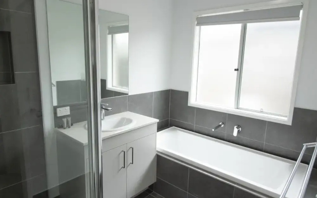 Spacious 4-bed House in Leafy Plainland