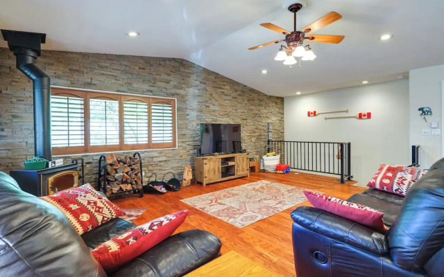 Cozy Mi-wuk Village Cabin w/ Deck!