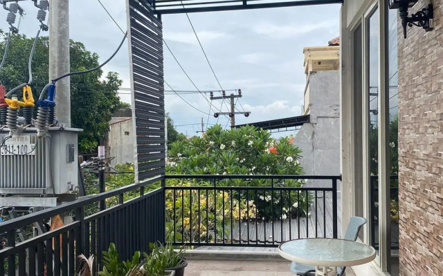 OYO 1957 Riverside Residence