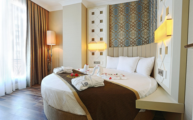 The Grand Mira Hotel