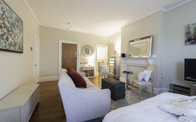 Pleasant Back Bay Suites by Sonder