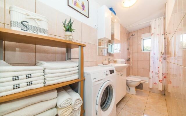Beautiful Home in Kanica With Wifi and 3 Bedrooms