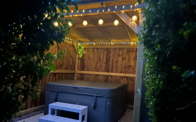 Fernlea Luxury Shepherds Hut - Sleeps 2 & Hot Tub