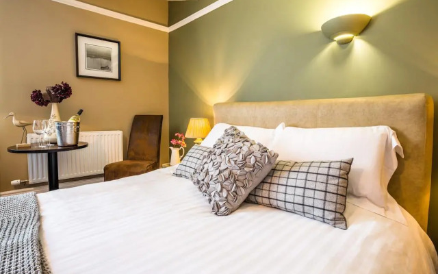 The Lounge Hotel and Bar