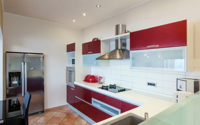 Modern Apartment in Podstrana with Hot Tub