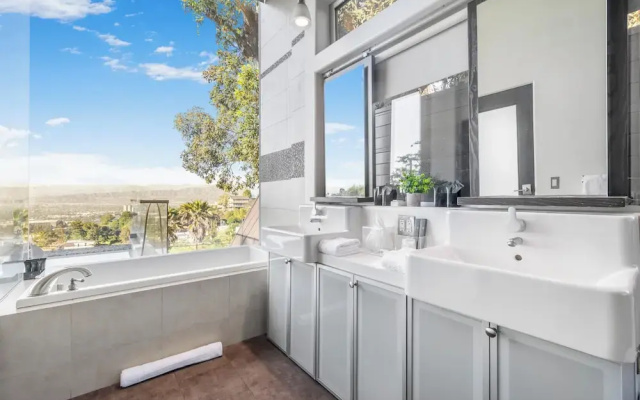 Mulholland View - Mid-century Modern Escape w/ Infinity Pool