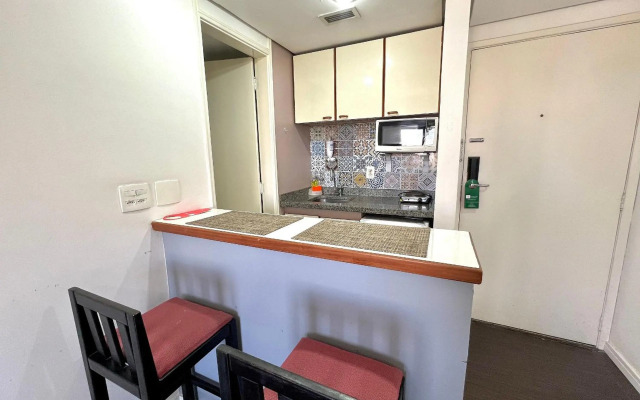 Estúdio QI Ibirapuera cozinha compacta e limpeza diária UH2011