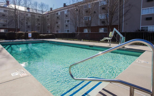 HomeTowne Studios & Suites by Red Roof Charlotte - Concord