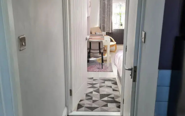 1 Bedroom Annex - 2 Mins From Train Station
