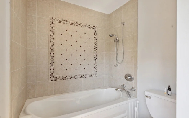 Family-Friendly South Loop Escape by RedAwning